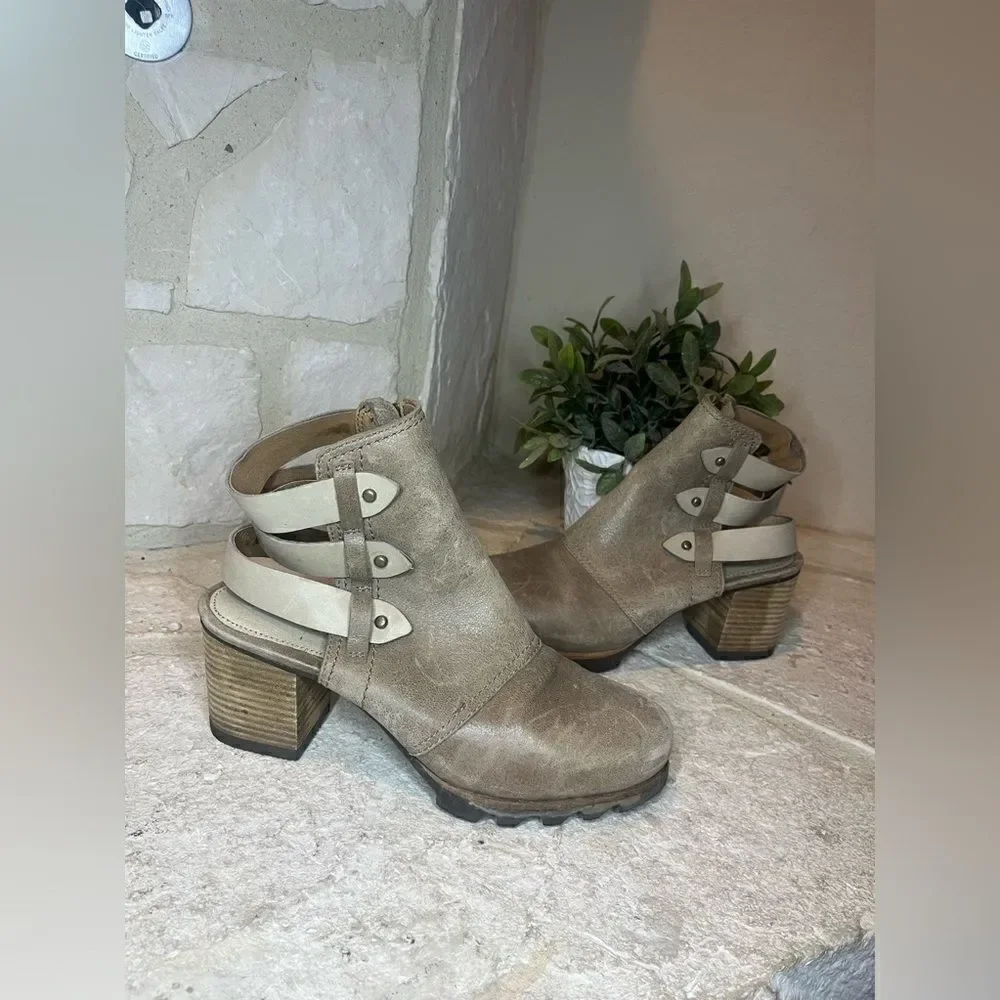 Sorel Addington booties in Sahara sz 8